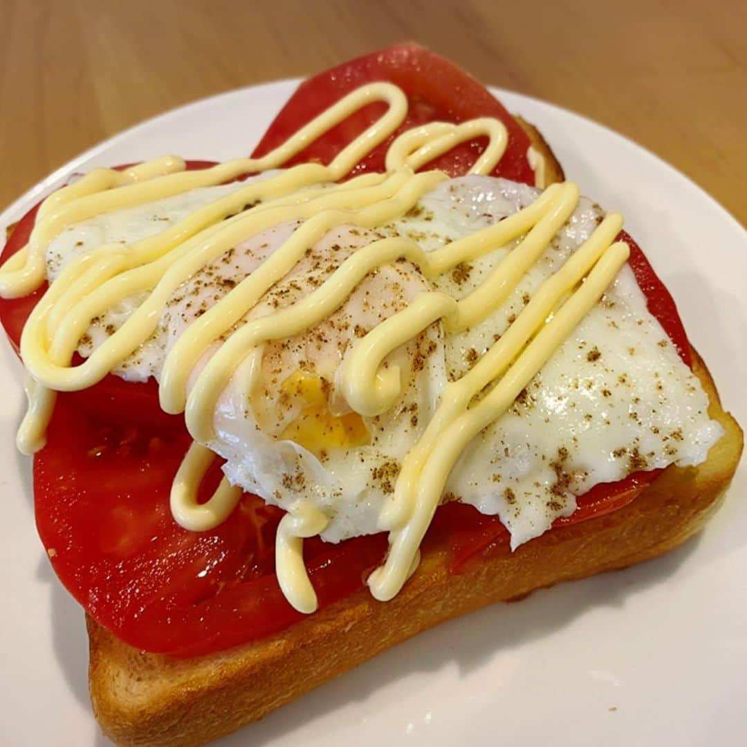 鈴木奈々さんのインスタグラム写真 - (鈴木奈々Instagram)「おはようございます💕 今日の朝昼ごはんです🥰 セブンイレブンで買った、 金の食パンにトマト目玉焼きのせて、 マヨネーズかけて食べました❤️ #おうちごはん #金の食パン #最近ハマってる  #まいうーでした😋」5月18日 12時26分 - nana_suzuki79