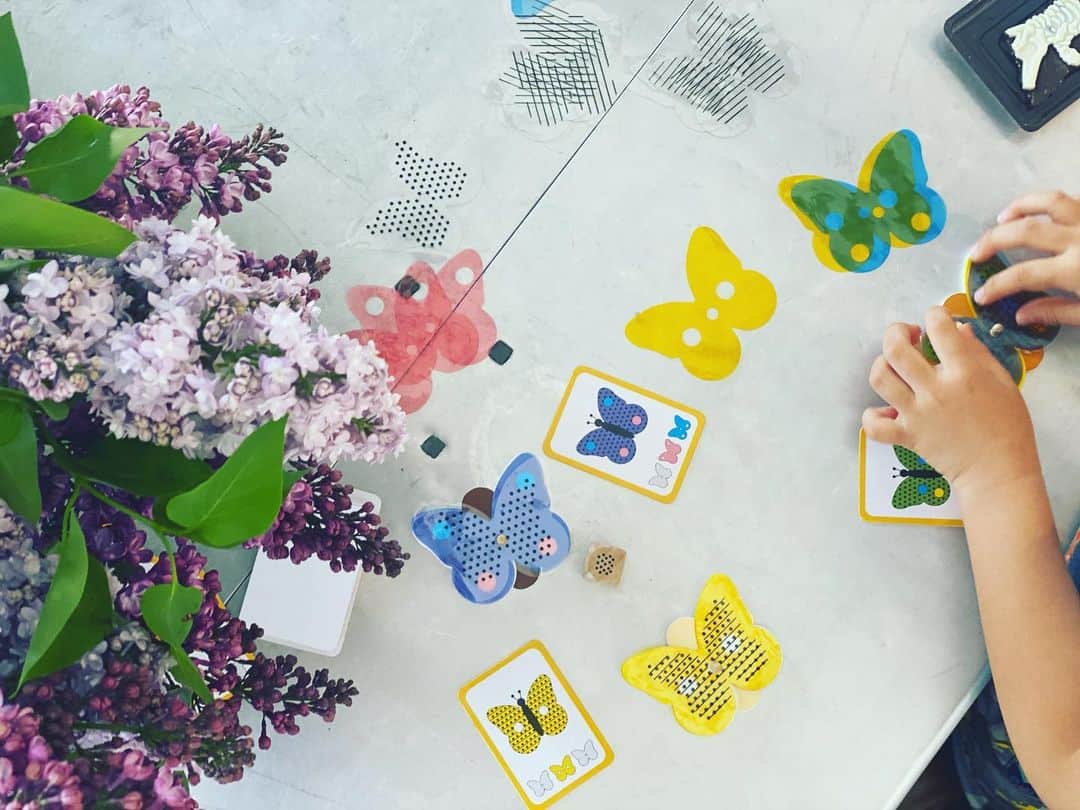 神崎恵さんのインスタグラム写真 - (神崎恵Instagram)「ちょうちょうゲーム🦋🦋🦋 ひいたカードの色柄の🦋をサイコロをふりながらデザインしていくゲーム。 これが綺麗でわくわくする。 夢があるねぇ🌈 #butterflydesigner #ちょうちょうの色合わせ #ボーネルンド ママまで夢中になっちゃう」5月18日 12時26分 - megumi_kanzaki