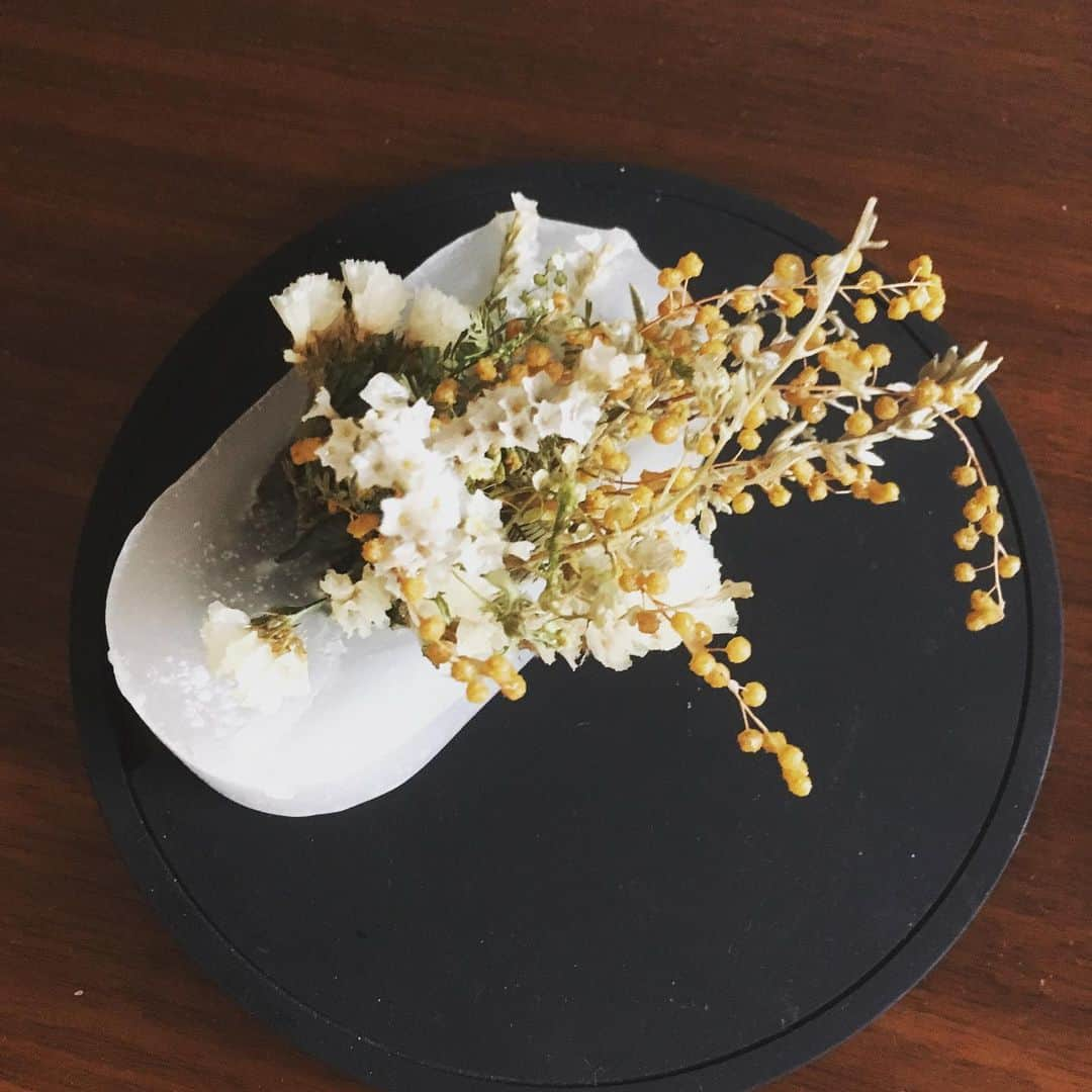 大釜ケリーのインスタグラム：「想い出を #handmade #dryflower #waxbar #mimosa #candle #aroma」