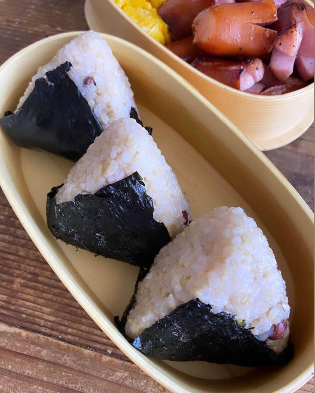 橋本麗香のインスタグラム：「おにぎりバトン🍙❤️ @youn1029 ちゃんから受け取りました❣️ ． 自宅にて発芽させた酵素玄米用の 小豆入り玄米を土鍋で炊き クリスタル岩塩でおむすびに🍙 ． 次のバトンはナチュラルなライフスタイルが素敵な🌏🧜🏽‍♀️💖 @tomoka_fukuda へバトンを渡します😘」