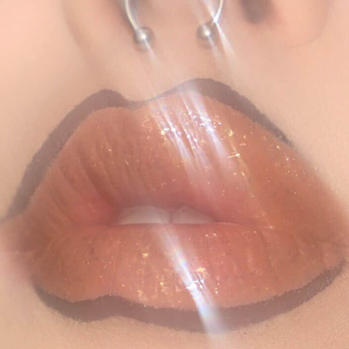 のインスタグラム：「〽️✨ @patmcgrathreal lip liner in Contour. @meltcosmetics #meltinmortal gel liner & #meltjohnnyrose crushed glitter gloss. . . #patmcgrath #patmcgrathlabs #meltcosmetics」