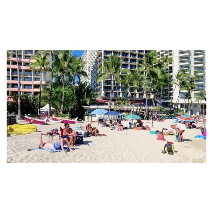 のインスタグラム：「Sunbathing and relaxing on the beach was lifted with social distancing🏖  昨日からビーチで寛いだりサンベイジング(日光浴)がOKになり、日曜の今日もたくさんの人が!😳 いくつか条件はあって、1グループは同居の一家族10人までなどあるけど、一家族で10人までというのがビッグファミリーのハワイっぽくて和んだわー😆 . . #hawaii #waikiki #beach #reopen #virtualtravel #lovehawaii #luckywelivehawaii #hawaiilife #lifeisajourney #hawaiistagram #instahawaii #stayhome #ハワイ #ワイキキ #ビーチ #海 #ハワイ生活 #ハワイ好き #日々の暮らし #妄想ハワイ #再開 #頑張れハワイ #少しずつ #おうちで過ごそう #アナウンサー #イマソラ #ハワイから #今日のハワイ #荒川れん子  #ハワれん」