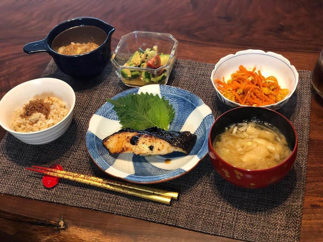 月央和沙さんのインスタグラム写真 - (月央和沙Instagram)「うちの晩ごはん🍚✨ . #銀だらの西京焼き #にんじんしりしり #アボガドときゅうりとみょうがのさっぱり和え #大根とお揚げのお味噌汁 #納豆 #玄米 #記録 #褒められると #調子にのるタイプです」5月18日 13時22分 - kazusa_tsukio