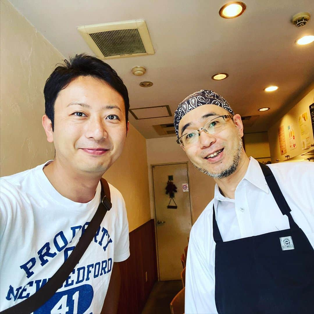 倉橋友和さんのインスタグラム写真 - (倉橋友和Instagram)「【名古屋テイクアウト 32】ポケットカフェ（荒畑） 今日のランチはスウェーデン風パンケーキ🇸🇪ベーキングパウダーを使わず、クレープのように仕上げるのが特徴とのことです。もっちり食感で大きさ以上の満足感。おやつも兼ねられました😋一瞬だけマスクを外して、気さくなマスターと記念写真も撮れました。@pocketcafe37  #昭和区 #テイクアウト #昭和区テイクアウト #名古屋テイクアウト #ポケットカフェ #パンケーキ #スウェーデン風パンケーキ #スウェーデンパンケーキ #北欧風パンケーキ 北欧#クレープ #おうち時間 #おうちご飯 #メーテレ #アナウンサー #倉橋友和 #倉めし #倉めしテイクアウト #3密を避けて #stayhome #stayathome #コロナに負けるな」5月18日 13時23分 - nbn_kurahashi