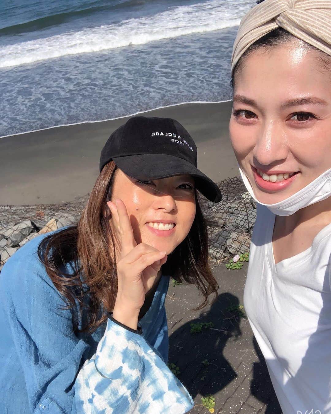 岡部亜紀のインスタグラム：「今週は、ずっと雨予報なんだね😢☔️ 晴れたらまた息抜きに散歩&青空ランチボックスしようね💙💚💛 @rie354  #一宮ロコガール #美人さん #お散歩 #ランチボックス #日光浴  ワンピは、@indigoseaclothing オーガニックコットンでサラッと気持ち〜🎶 ランチボックスは、@warung_ombak のナシチャンプル😋 どちらもfrom BALI チャングーに行った気分になれる👌🏽 #terimakasih」