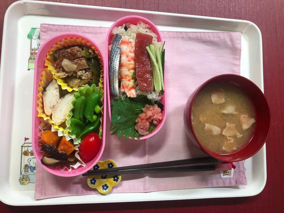 市川海老蔵 （11代目）さんのインスタグラム写真 - (市川海老蔵 （11代目）Instagram)「OK now! Lunch time🍚. Lunch box🍱. Made with leftovers from yesterday. Looks nice😊💕 * さ！ お昼ご飯🍚。 お弁当🍱。 昨日の残りものにて。 美味しそう😊💕 #市川海老蔵 #海老蔵 #成田屋 #歌舞伎 #ABKAI #ABMORI #ebizoichikawa #ebizo #kabuki #thunderparty #theater #theaterarts #actor #japan #classic」5月18日 13時31分 - ebizoichikawa.ebizoichikawa