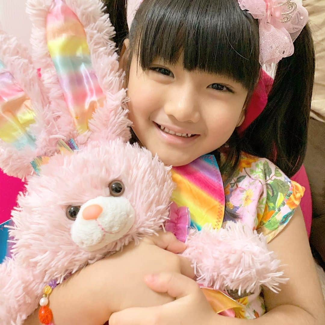 山口尚美のインスタグラム：「「モモ」のモデルモモちゃんと💓 正式名称はパステルモモひめだそうです🌈🐰🎀 本当にいつも一緒👭🏻 サンタさんも喜んでるに違いない…🎅✨」