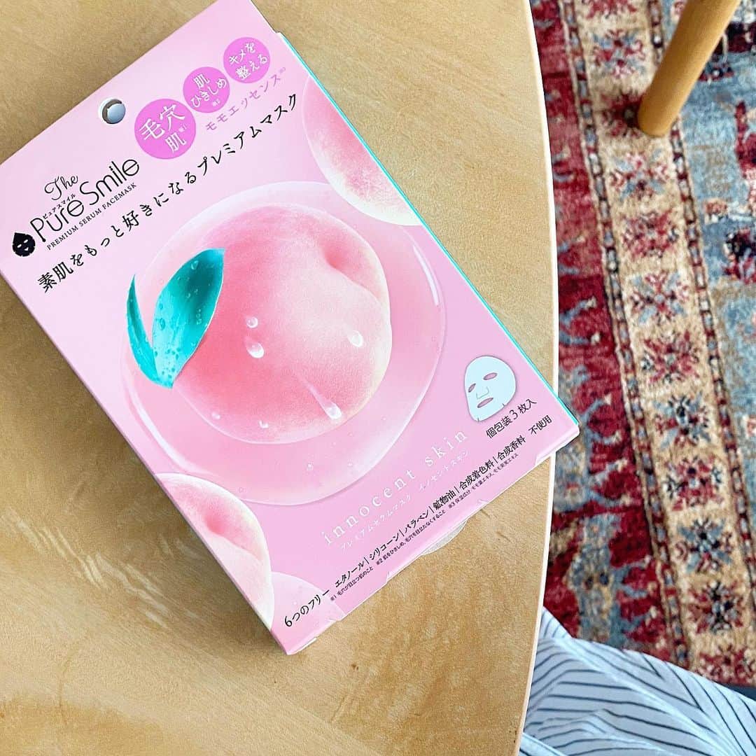のインスタグラム：「見た目も可愛いモモのエッセンス🍑. .  プレミアムセラムマスク　イノセントスキンは肌悩みに合わせて選べるフェイスマスク🎁❤️. .  3枚入り550円と試しやすいプチプラ✌️. . .  なのに、植物由来のモモエッセンスで毛穴にアプローチしてくれながら肌を引き締め、キメを整えてくれます😆‼️✨. . .  雨が続いてゆらぎがちな肌を整えてくれるモモエキス、一度お試しください😆❤️、 、  高密着高保湿の極薄シートで肌を優しく包み込んでくれますよ〜🌟. .  #お洒落好きな人と繋がりたい#可愛いもの好きな人と繋がりたい#コスメ好きな人と繋がりたい#可愛くなりたい#新商品#メイク用品#メイク#コスメ#化粧品好きな人と繋がりたい#女の子の日#美容アカ#フォローします#いいね返し#美容マニア#美容垢さんと繋がりたい#プチプラ#プチプラコスメ#美肌ケア#美肌コスメ#スキンケア方法#スキンケア動画#イノセントスキン#肌悩みマスク#プレミアムセラムマスク」