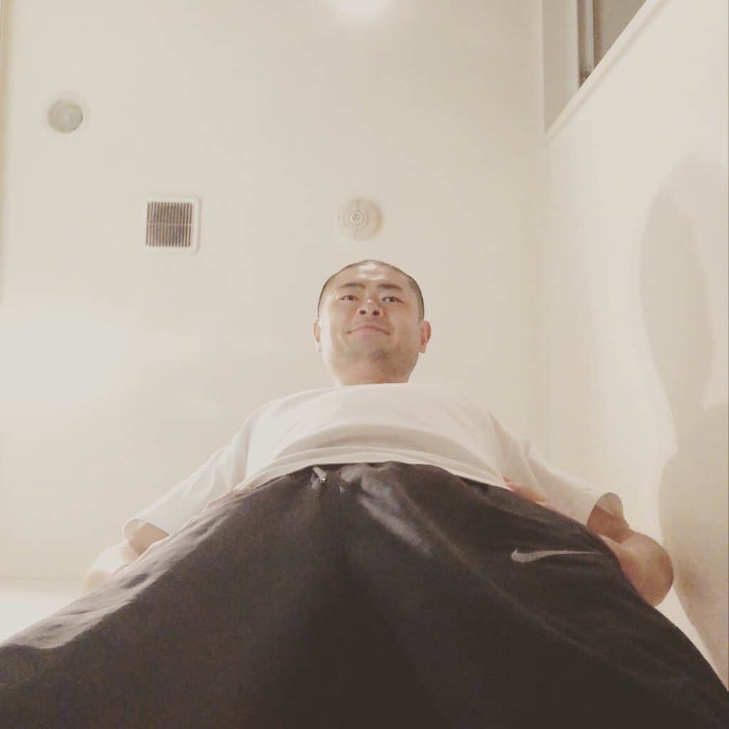 のインスタグラム：「企画開始３日目です。昨日の投稿で撮る角度がおかしいなど数々の指摘を受けたので、場所を変えたり表情を変えたりしながら撮りました。しかし、この表情から分かる様に「ソレ」は決して姿を現しません。」