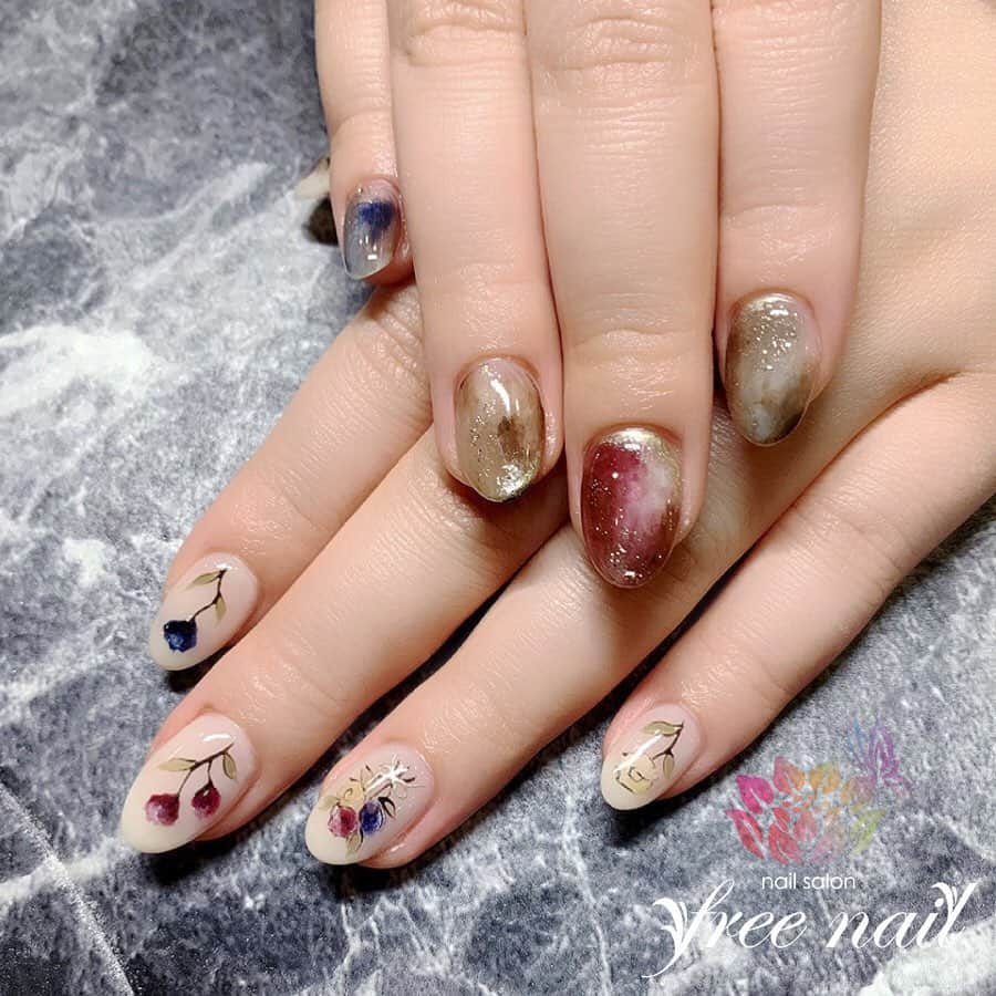 ネイルアーティストRYさんのインスタグラム写真 - (ネイルアーティストRYInstagram)「. アシメネイル💅🏻🌼 . クラシカルとアース💐🌏 . . #ネイリスト #ネイルアーティスト #ネイルアート #ネイルチェンジ #ネイルサロン #大阪ネイルサロン #ネイルスクール #ネイル動画 #ジェルネイル #ネイルデザイン #アシンメトリーネイル #アシメネイル #ボタニカルネイル #手書きアート #ナチュラルネイル #デザインネイル #トレンドネイル #おしゃれネイル #こだわりネイル #初夏ネイル #春夏ネイル #美甲 #日式美甲 #日式美甲胶 #日本美甲师 #日本美甲老师 #美甲上课 #日本胶」5月18日 13時45分 - nail_artist_rm