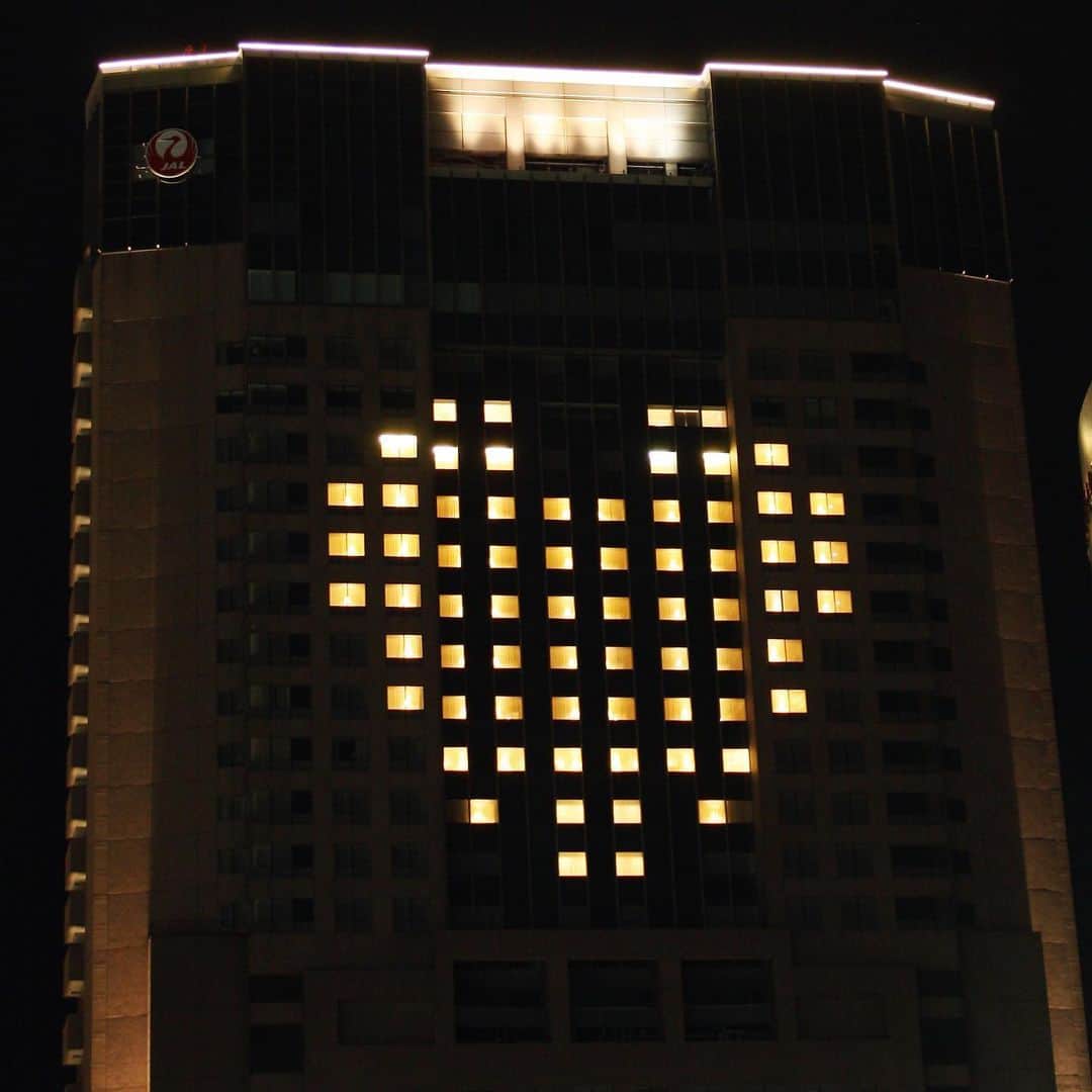 hotel nikko kanazawa ホテル日航金沢さんのインスタグラム写真 - (hotel nikko kanazawa ホテル日航金沢Instagram)「. . . 5月15日(金)18：00～23:00迄 新型コロナウイルスと闘う医療従事者をはじめとする石川県民の皆様へ 感謝とエールの気持ちを込めて ハートイルミネーション を、客室の灯りを使ってライトアップさせて頂きました。 . まだまだ、気は抜けません。皆さん一緒に頑張りましょう！ . . そして本日5月18日(月)～31日(日)まで、日没～24：00の間 金沢駅側・城下町側の両方向から「#Light It Blue」キャンペーンに賛同し、当ホテルを青くライトアップいたします。 . 現在も大きな負荷がかかっている医療現場の方々をはじめとする、石川県民の皆様への感謝と1日も早い収束へ向けて石川県民がワンチームとなってこの難局を乗り越えていけますよう願いを込めて。 . ※3枚目はライトアップ前のイメージです .  #ホテル日航金沢#日航金沢#liteitblue#hotelnikkokanazawa#nikkokanazawa#ライトアップ#ライトアップブルー#医療従事者の方へ感謝を込めて#医療従事者の方へエールを#ハートイルミネーション#Heartillumination」5月18日 14時00分 - hotelnikkokanazawa