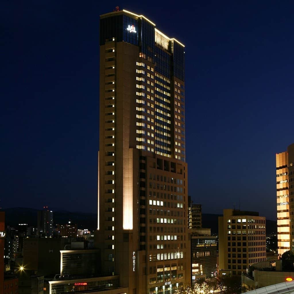 hotel nikko kanazawa ホテル日航金沢さんのインスタグラム写真 - (hotel nikko kanazawa ホテル日航金沢Instagram)「. . . 5月15日(金)18：00～23:00迄 新型コロナウイルスと闘う医療従事者をはじめとする石川県民の皆様へ 感謝とエールの気持ちを込めて ハートイルミネーション を、客室の灯りを使ってライトアップさせて頂きました。 . まだまだ、気は抜けません。皆さん一緒に頑張りましょう！ . . そして本日5月18日(月)～31日(日)まで、日没～24：00の間 金沢駅側・城下町側の両方向から「#Light It Blue」キャンペーンに賛同し、当ホテルを青くライトアップいたします。 . 現在も大きな負荷がかかっている医療現場の方々をはじめとする、石川県民の皆様への感謝と1日も早い収束へ向けて石川県民がワンチームとなってこの難局を乗り越えていけますよう願いを込めて。 . ※3枚目はライトアップ前のイメージです .  #ホテル日航金沢#日航金沢#liteitblue#hotelnikkokanazawa#nikkokanazawa#ライトアップ#ライトアップブルー#医療従事者の方へ感謝を込めて#医療従事者の方へエールを#ハートイルミネーション#Heartillumination」5月18日 14時00分 - hotelnikkokanazawa