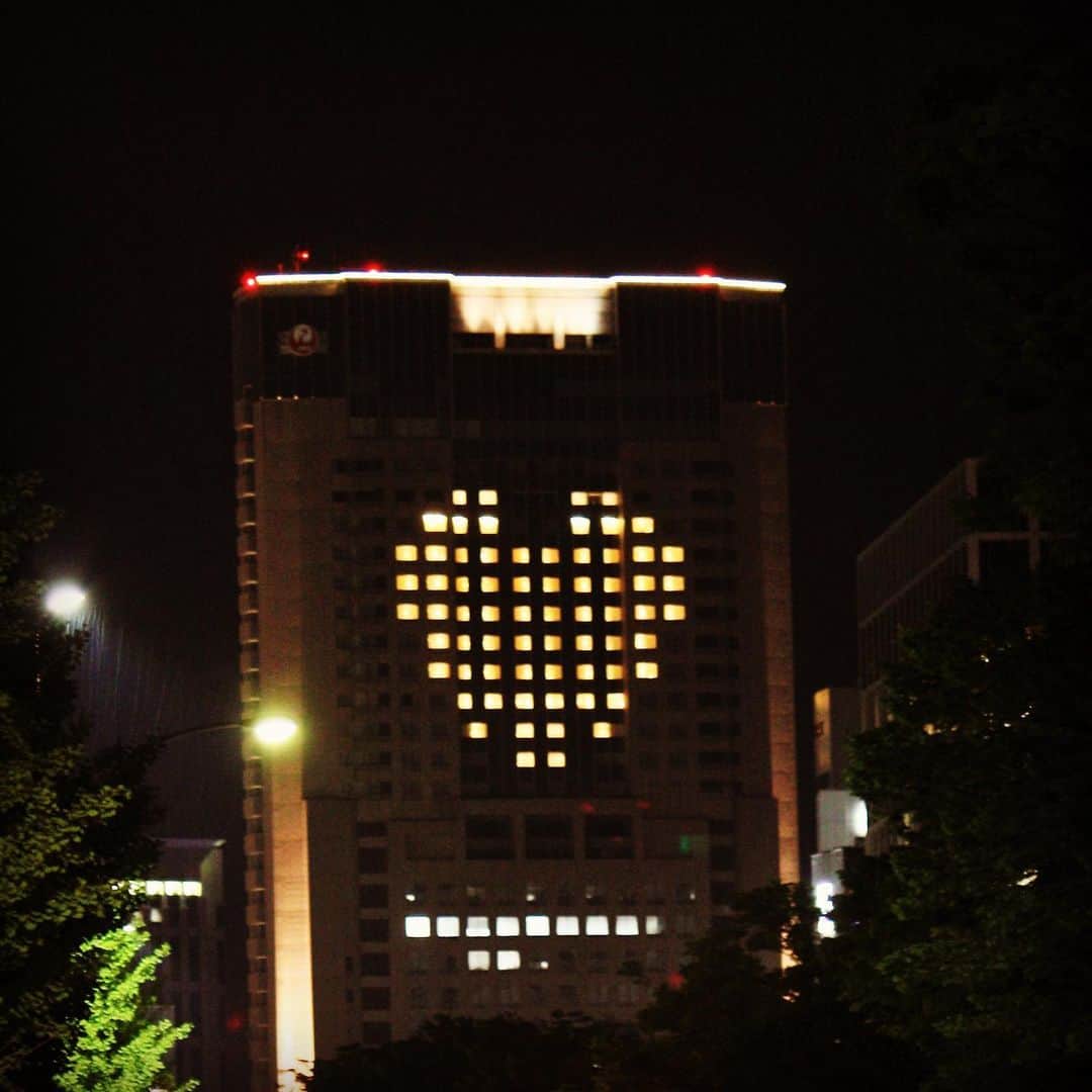 hotel nikko kanazawa ホテル日航金沢さんのインスタグラム写真 - (hotel nikko kanazawa ホテル日航金沢Instagram)「. . . 5月15日(金)18：00～23:00迄 新型コロナウイルスと闘う医療従事者をはじめとする石川県民の皆様へ 感謝とエールの気持ちを込めて ハートイルミネーション を、客室の灯りを使ってライトアップさせて頂きました。 . まだまだ、気は抜けません。皆さん一緒に頑張りましょう！ . . そして本日5月18日(月)～31日(日)まで、日没～24：00の間 金沢駅側・城下町側の両方向から「#Light It Blue」キャンペーンに賛同し、当ホテルを青くライトアップいたします。 . 現在も大きな負荷がかかっている医療現場の方々をはじめとする、石川県民の皆様への感謝と1日も早い収束へ向けて石川県民がワンチームとなってこの難局を乗り越えていけますよう願いを込めて。 . ※3枚目はライトアップ前のイメージです .  #ホテル日航金沢#日航金沢#liteitblue#hotelnikkokanazawa#nikkokanazawa#ライトアップ#ライトアップブルー#医療従事者の方へ感謝を込めて#医療従事者の方へエールを#ハートイルミネーション#Heartillumination」5月18日 14時00分 - hotelnikkokanazawa