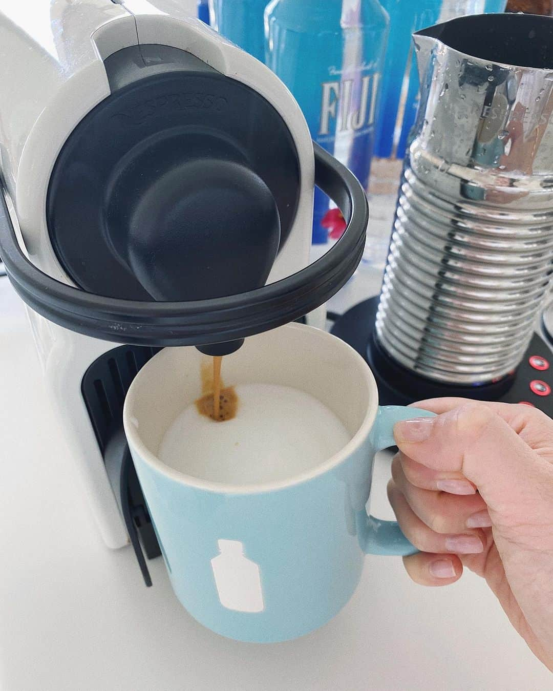 翁安芸さんのインスタグラム写真 - (翁安芸Instagram)「Morning coffee☕️ おうちでスエットTシャツなので、可愛いカチューシャつけてみる👀→娘が喜ぶ✌🏻💓　#akiweng #翁安芸 #おうち時間 #stayhome」5月18日 14時02分 - akinyc