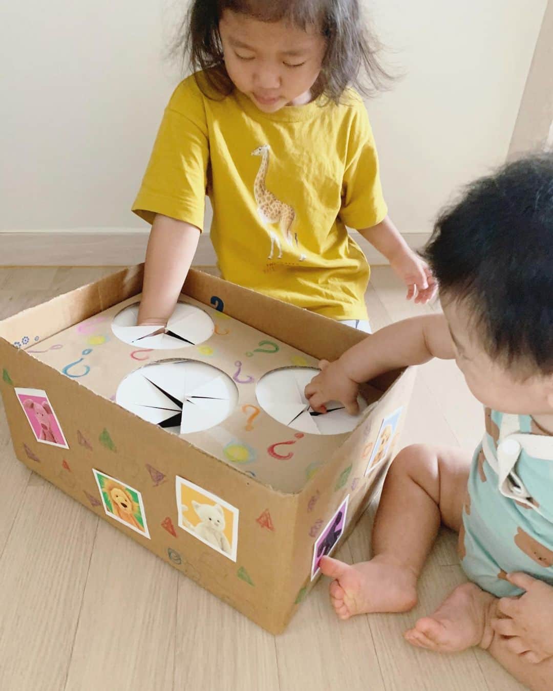 高木りなのインスタグラム：「今日のおうち遊び✨ 箱の中身は何だろう？🐆🐘🦒🦔🐿 はてなボックス作ってみました🙌🏻 動物のお人形を入れてみたけど、しまうまは難し過ぎたか...🦓😅 오늘의 공작! 동물뽑기놀이🦒🦧🦓 박스 구멍에 손 넣을 수 있게 만들고 동물사진 오려붙이고 예쁘게 꾸며서 안에 동물인형들을~! . #おうち遊び #工作 #ダンボール工作 #はてなボックス #집콕 #집콕놀이 #공작 #물음표박스 #toddlerplay #stayathome」