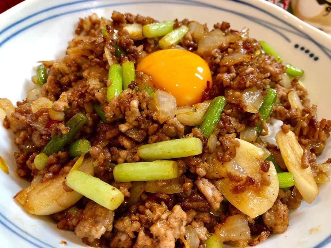 わっきーのインスタグラム：「ご飯が一瞬で無くなるスタミナにんにくメシを作りました！ 旨すぎた。。 ニンニクの芽がポイント👍 良かったら自宅でがっつり食べてみては！？ ▷わき丼レシピ 豚挽き肉:200g ニンニクの芽:3本 ニンニク:2つ 玉ねぎ:1/4 卵黄:1 鷹の爪輪切り:適量 刻みのり:適量  甜麺醤:小さじ1 コチュジャン:小さじ1 創味シャンタン:小さじ1 だし醤油:小さじ1 みりん:少々 料理酒:少々 ごま油:挽き肉を炒める時に 胡椒:お好みで  #スタミナ丼  #スタ丼  #にんにく  #ニンニク  #男メシ  #料理  #調理  #レシピ  #youtube #youtuber #ユーチューブ #わっきーtv #わっきー #食レポ #飯テロ #飯テロ動画」
