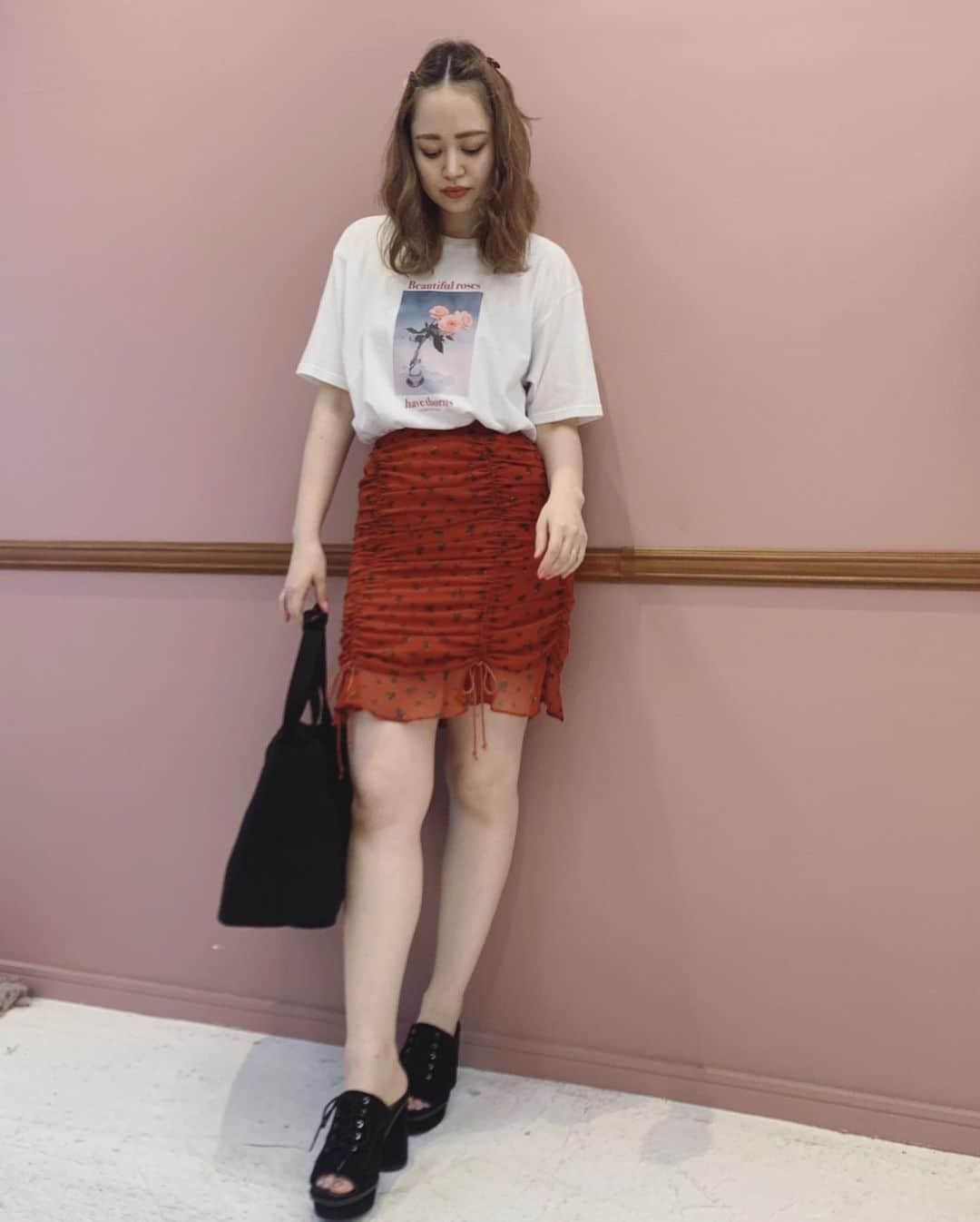 HONEY MI HONEY OFFICIALさんのインスタグラム写真 - (HONEY MI HONEY OFFICIALInstagram)「夏のオススメアイテム❤️🍒 flower print gather blouse ¥15,000 flower print gather miniskirt ¥15,000 wh.red freesize  手書きペイント風の小花柄が可愛いシフォンツーピース オフショルダーにも出来る2wayブラウスミニスカート フロントに施されたコットン紐で全体的にギャザーのよったデザインがフェティッシュな印象をもたらします  @honeymihoney_official  @honeymihoney_style  #HONEYMIHONEY #表参道 #原宿 #心斎橋 #时尚 #我的最愛 #ハニーミーハニー #tokyo #osaka #outfit #fashion」5月18日 14時05分 - honeymihoney_official