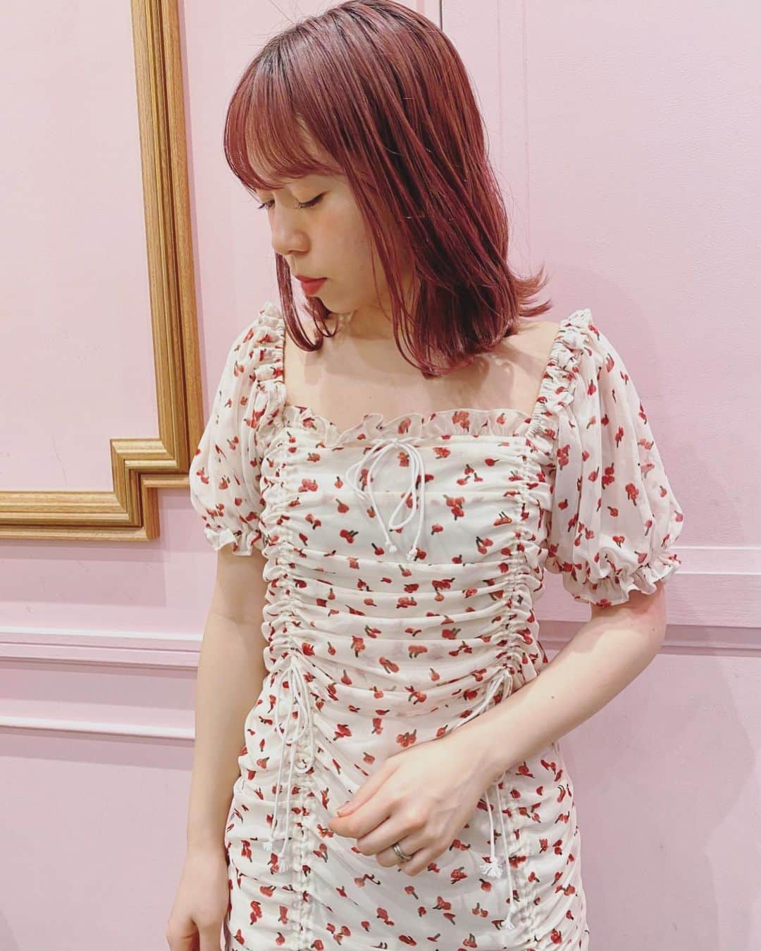 HONEY MI HONEY OFFICIALさんのインスタグラム写真 - (HONEY MI HONEY OFFICIALInstagram)「夏のオススメアイテム❤️🍒 flower print gather blouse ¥15,000 flower print gather miniskirt ¥15,000 wh.red freesize  手書きペイント風の小花柄が可愛いシフォンツーピース オフショルダーにも出来る2wayブラウスミニスカート フロントに施されたコットン紐で全体的にギャザーのよったデザインがフェティッシュな印象をもたらします  @honeymihoney_official  @honeymihoney_style  #HONEYMIHONEY #表参道 #原宿 #心斎橋 #时尚 #我的最愛 #ハニーミーハニー #tokyo #osaka #outfit #fashion」5月18日 14時05分 - honeymihoney_official