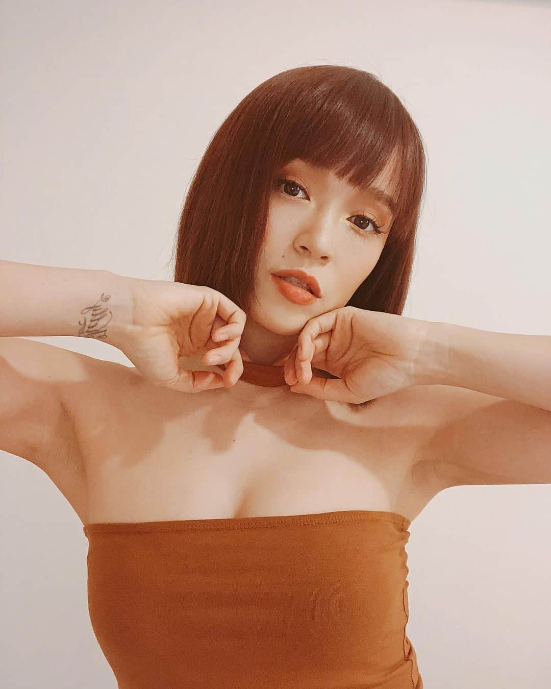 Soweluのインスタグラム：「今日はお天気悪いね☂️ みんなはどう過ごしてる？ 私は色々撮影したものを編集したりしてるよー。  質問にあったんだけど昨日UPしたこの可愛いトップスは、 大好きなビンテージShop @bed_boutique  のオンラインストアでSALE商品で買ったものだよ🧡 安くて可愛いものがありすぎて 本当最高過ぎる🦋 ・ ・ ずっと家にいるとどうしてもスッピン部屋着スタイルになりがちだけどたまにはさ、ちゃんとメイクしてオシャレしたいよね💕 1人🏠でファッションショーもやってみたら楽しかったよ👍 ・ たまにでいいんだよ無理なく楽しく 🏠でも出来る、今だからこそ出来る事で共に女を磨きましょ💋💋 ・ ・ ・ #onlineshopping  #homefashionshow #enjoyhome #womenpower」
