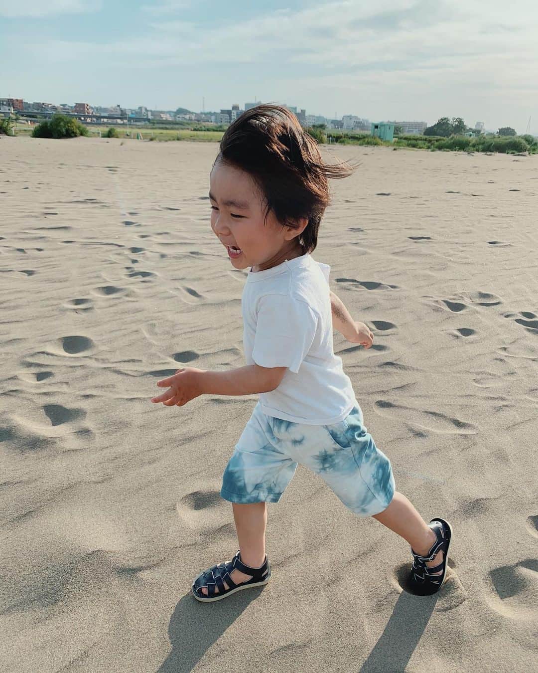 金子渚さんのインスタグラム写真 - (金子渚Instagram)「@saltwatersandals_jpn のサンダル。本革なのに水もいけて強くて水溜りに直ぐに突っ込むのーくんにピッタリ🐳  shark のネイビーずっと履かせたいなぁと思ってたので嬉しい❕  それとこの笑顔本当すき♡」5月18日 14時13分 - nagisakaneko