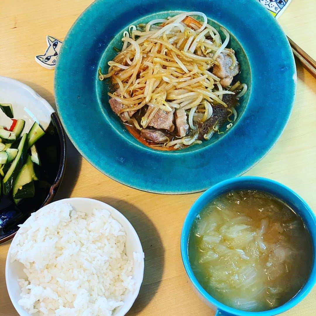 ただすけのインスタグラム：「圧力鍋でオニオンスープ。  ピクルス　酸味担当 炒め物　　塩気担当 スープ　　甘み担当  よしよし、今日も頑張れる☺️」