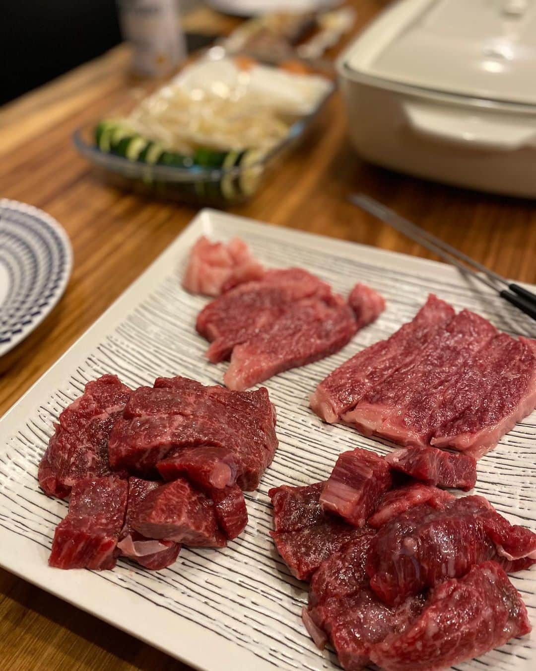 伊藤裕子のインスタグラム：「焼肉DAY❤️ お肉は @sabutyan0207  さんでお取り寄せしました。 やはり肉は元気になりますな😋 今週も始まりました。 毎日を丁寧に、楽しんで過ごしたいです。  #焼肉 #三ちゃん #赤身好き #週末だけビールも飲みます #月曜日」
