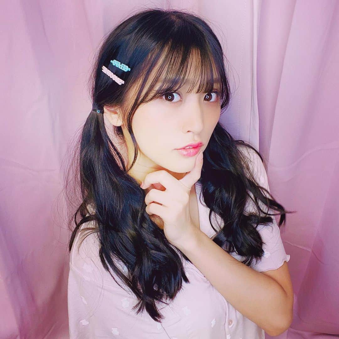 根岸愛のインスタグラム：「👚👗👚 スイーツ動画撮った時の (まだアップしてない) 家の中だけなら🏠 甘い感じも許されると 思っている...🧁 普段は無理だけど...🙅‍♀️ ジェラピケのピン見つけた🥰 #gelatopique #hairpin #Stayhome #roomwear #ジェラピケ」