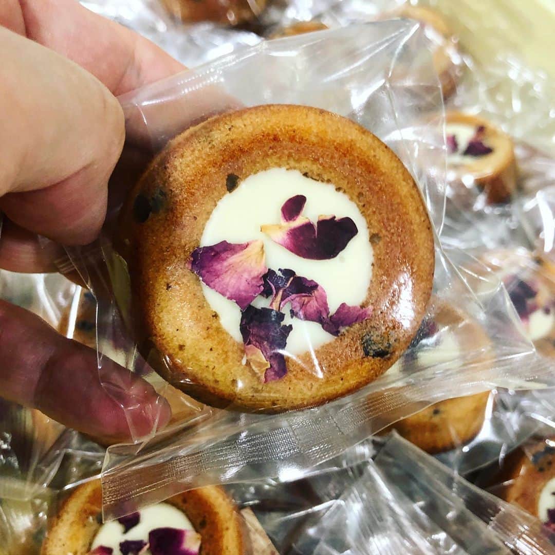 eguchikazuakiのインスタグラム：「新しいお菓子、これは【おうちデリーモ】にみんな行っちゃいます👋🏻 見た目にはわからないのですが、ライチとフランボワーズの柔らかいクリームが詰まってほんのりバラの香りがします🍫 白いのはホワイトチョコレート、まわりは柔らかな生地にチョコチップ入れました😋 ・ 中からとろけるクリーム出てきてびっくりしちゃうかも‼️焼き菓子なのにクリーム入ってるんですよ、どうやって焼いたんだ❓ もはや焼き菓子の向こう側、ケーキです。 ・ このシリーズ気に入っていてたくさん作りました、何の味が当たるかな🎁 ・ピスタチオとベリー ・アプリコットと紅茶 ・パイナップルとココナッツ ・ライチとフランボワーズ&ローズ どれもかなり美味しいからハードル上げておきます😁 ・ 今日は雨で髪の毛くるくるですが、 再開の日を楽しみにしっかり準備します‼️ 今週は【おうちデリーモショコラ】販売します、新しいショコラ詰め詰めしますね、このお菓子もショコラだから入れようかなぁ❓ ・ #delimmo #デリーモ #チョコレート #おうちデリーモ #おうちデリーモショコラ #新作 #焼き菓子 #パティシエ #ショコラティエ #eguchikazuaki #江口和明 #ショコラ #なにが詰まってるのかな #食べたい #私も欲しい #仕込み #がんばるぞ」