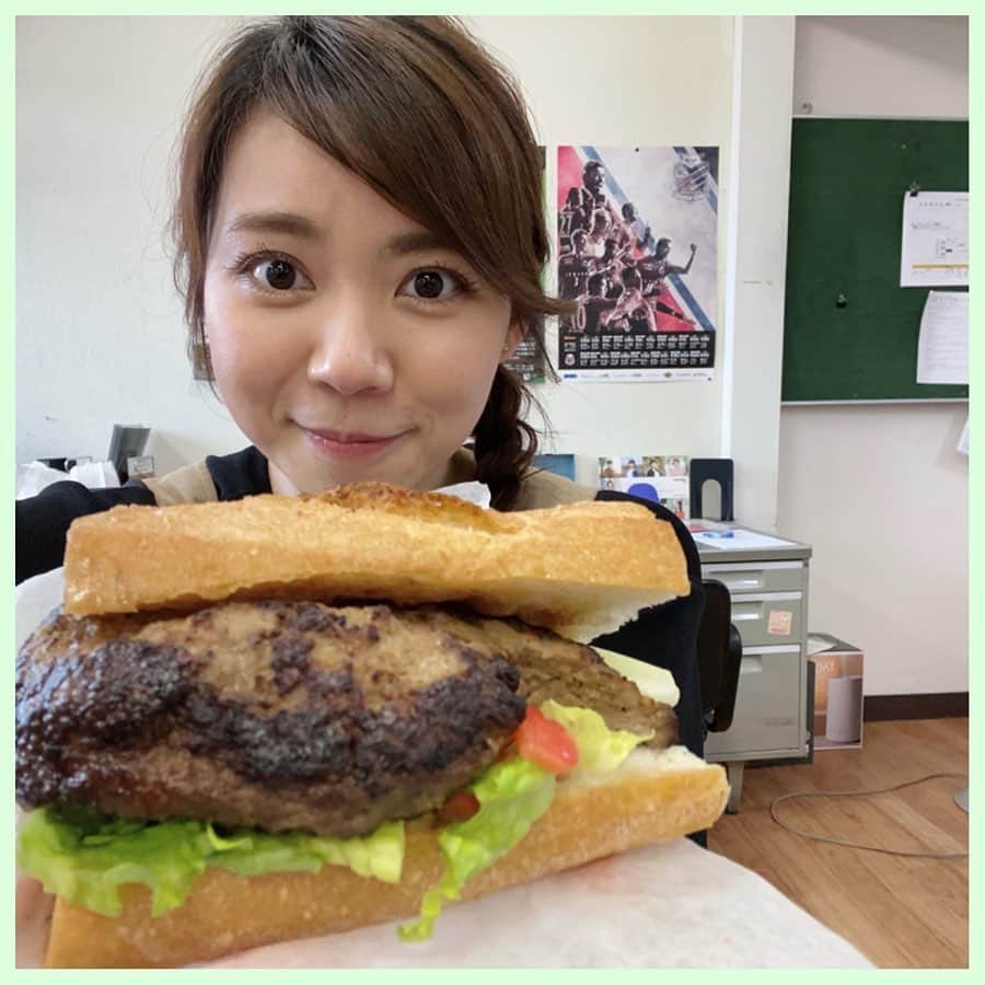 谷藤博美さんのインスタグラム写真 - (谷藤博美Instagram)「こんにちは！谷藤博美です。 もんすけTVで配信中の「アナ飯」 ご覧になっていただけたでしょうか？  森アナ、大堀アナ、佐藤アナ、谷藤と一緒に ランチタイムを楽しめる動画になっています。 女性アナの手作りお弁当！大変興味深いですので要チェックです♪  私はアナ飯ではテイクアウト！できるお店の メニューをご紹介させていただきました。（オステリアバーヴァさんのラザニア美味しすぎました）  外出自粛期間はほぼ自炊生活ですが、仕事の帰り道はテイクアウト！積極活用させていただいております。  今日はサンドキッ！収録の帰りに立ち寄らせていただいたのが  sapporo raclette cheese mero’s bal　さん  @meros_bal  人気のハンバーグの パニーニサンド♪をGET！  食べ応えばっちりでした！ ハンバーグがとってもジューシーでした🥰  他にもベーグルサンドが人気ということで  抹茶あずきサンドを購入させていただきました♪  ふわっとかるいもちもちベーグル生地！ 抹茶生クリームと粒あんがたっぷりはいっていて おいしかったです！！！ （写真を撮らずにパクッとたべてしまいました😋) お近くの方は是非♪ #札幌テイクアウト　#食べて応援 #テイクアウト　#takeout #takeoutfood  #アナウンサー　#パニーニ　#ベーグル #谷藤博美　#ランチ　#コロナぬ負けるな　#merosbal」5月18日 14時27分 - tanifuji_63