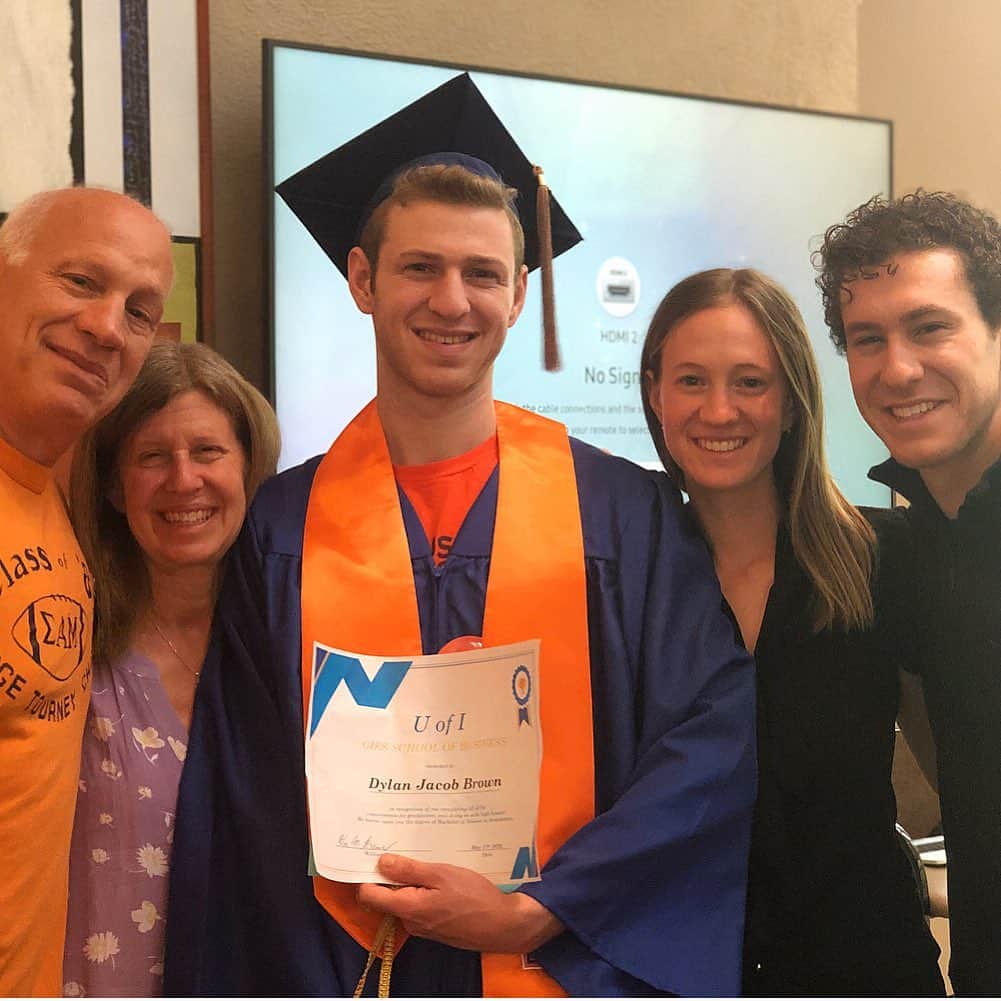 ジェイソン・ブラウンのインスタグラム：「We couldn’t be prouder! 👨‍🎓Congratulations @dylanbrown324! You did it! 僕の弟は大学卒です！おめでとうございます！ #uofi 💙🧡💙🧡 • And congratulations to the entire #classof2020! Best of luck as you embark on your next chapter! ✨🎓」