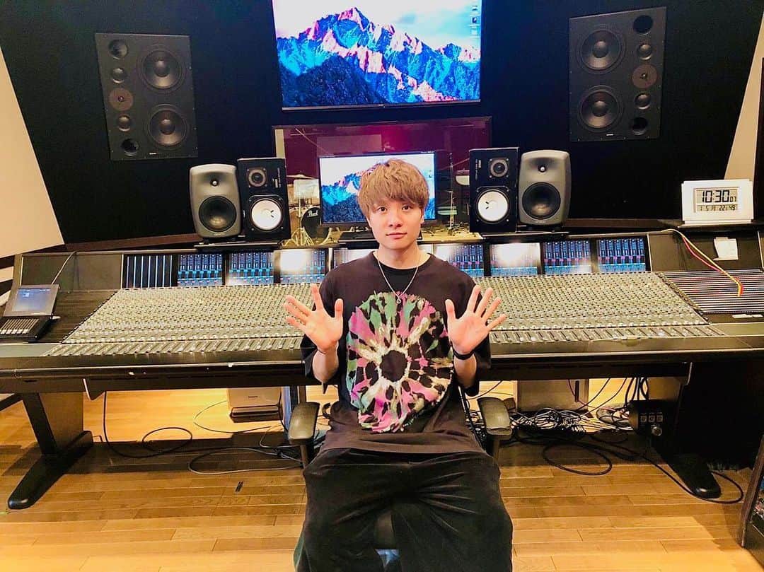 のインスタグラム：「Kid'z先生(MY FIRST STORY @myfirststoryofficial ) オンラインドラムセミナー🥁✨ ご参加ありがとうございました！🙇🏻‍♀️🙇🏻‍♂️🙇🏻 * 配信現場での1枚📸✨ * これを機におうちで コツコツ練習を進めてくださいね☺️ * * #20200518 #TSM #tsm西葛西 #tsm西葛西校 #東京スクールオブミュージックandダンス専門学校 #myfirststory #ドラム #オンラインレッスン #🥁 #🎵 #🎶」