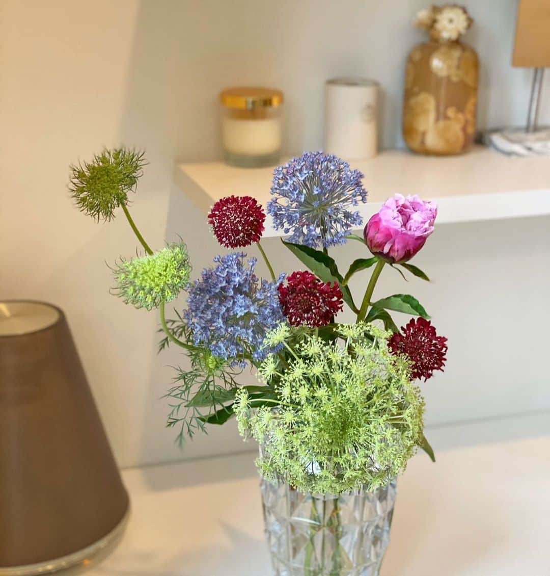 西川瑞希（みずきてぃ）さんのインスタグラム写真 - (西川瑞希（みずきてぃ）Instagram)「ふわふわっとした、丸みのお花達…💐右のピンクのつぼみはシャクヤク、咲いてくれるかなぁ☺︎ おうちにはいくつかお花や植物、緑を置いて、香りを楽しみ、癒されています❤︎ . #mizukiroom」5月18日 14時34分 - mizuki_nishikawa_