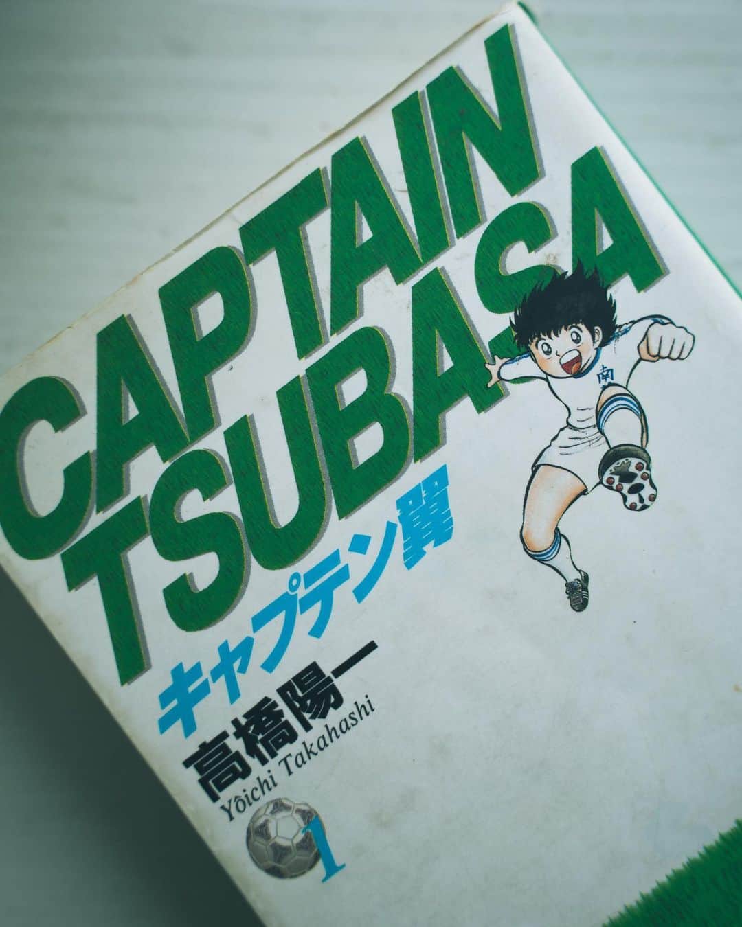yukiのインスタグラム：「#bookcoverchallenge  ㅤㅤㅤㅤㅤㅤㅤㅤㅤㅤㅤㅤㅤ 3日目 ㅤㅤㅤㅤㅤㅤㅤㅤㅤㅤㅤㅤㅤ 幼稚園から大学まで約16年間サッカーをやっていた僕のバイブルです。 ㅤㅤㅤㅤㅤㅤㅤㅤㅤㅤㅤㅤㅤ 翼くんの真似をしてバーにボールを当ててオーバーヘッドを何度練習したことか。 肖俊光の真似をして反動蹴速迅砲をやって何度足首をぐねりそうになったことか。 日向くんの雷獣シュートは何度やっても強烈なシュートが打てることはなかった。 立花兄弟のスカイラブハリケーンに至っては成功のイメージが全く湧かない。あんなに飛んだら着地で怪我する。 ツインシュートは割と成功する。 ㅤㅤㅤㅤㅤㅤㅤㅤㅤㅤㅤㅤㅤ というように、非現実的なところは多々あるけれど、サッカーを楽しむことはキャプテン翼から本当にたくさん教わりました。 翼くん、引くほど楽しそうにサッカーしやがるので。 ㅤㅤㅤㅤㅤㅤㅤㅤㅤㅤㅤㅤㅤ ワールドユース編とか、Road to 2002とか、Golden-23も面白いけど、やっぱり国際Jrユース大会が好き。決勝もいいけど、アルゼンチン代表との試合もまた良い。 ㅤㅤㅤㅤㅤㅤㅤㅤㅤㅤㅤㅤㅤ ボール蹴りたいなぁ。鳥籠したい。 ㅤㅤㅤㅤㅤㅤㅤㅤㅤㅤㅤㅤㅤ #キャプテン翼 #高橋陽一」