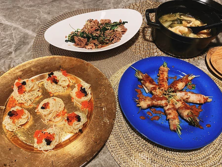 のインスタグラム：「普段の朝とかお弁当は、基本的に超時短でパッとつくっちゃうんだけど、休みの日とかだと何も考えずに、大好きなご飯屋さんの好きなメニューを味を思い出して、想像しながら作るのが楽しい👩‍🍳🍳 .  kitchenの前に立つ時間は、私の癒しの時間🥺💛 .  今回はTSUBAKI風❤︎ . ✩いくらとキャビアの冷製素麺 . ✩豆苗と茗荷の豚巻きゴマソース掛け🐖 . ✩和牛ロースとルッコラのトリュフサラダ . ✩水餃子と青梗菜の坦々soup .  素麺はパスタより伸びないし、ヘルシーだし食べやすい為、食べすぎてしまう恐れがあります🐷💕 .  yummmmmy💗 .  でも早くTSUBAKIに行きたいっ❤️❤️❤️ .  #おうちごはん#お家ご飯 #岩瀬食堂#フランス料理#TSUBAKI風#お家ワインバー  #staub料理 #料理好きな人と繋がりたい #cookingram  #delishkitchen  #instafood #foodstagram #photofood #foodpic #cookingtime #yummy #dinner」