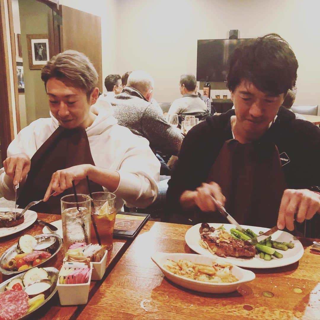 田中大貴さんのインスタグラム写真 - (田中大貴Instagram)「フォークとナイフの使い方が美しい弌大くん。  アメリカンステーキを食らう金子投手、貴重画像ですね笑。  トレーニング後の睡眠の為、寝起きで髪の毛ボサボサ笑。弌大くんはお洒落ヘヤー。  #プロ野球 #開幕へ #祈願 #北海道日本ハムファイターズ #金子弌大  #シアトル #ドライブラインベースボール @totalworkout_official」5月18日 14時46分 - daiki.tanaka_1980