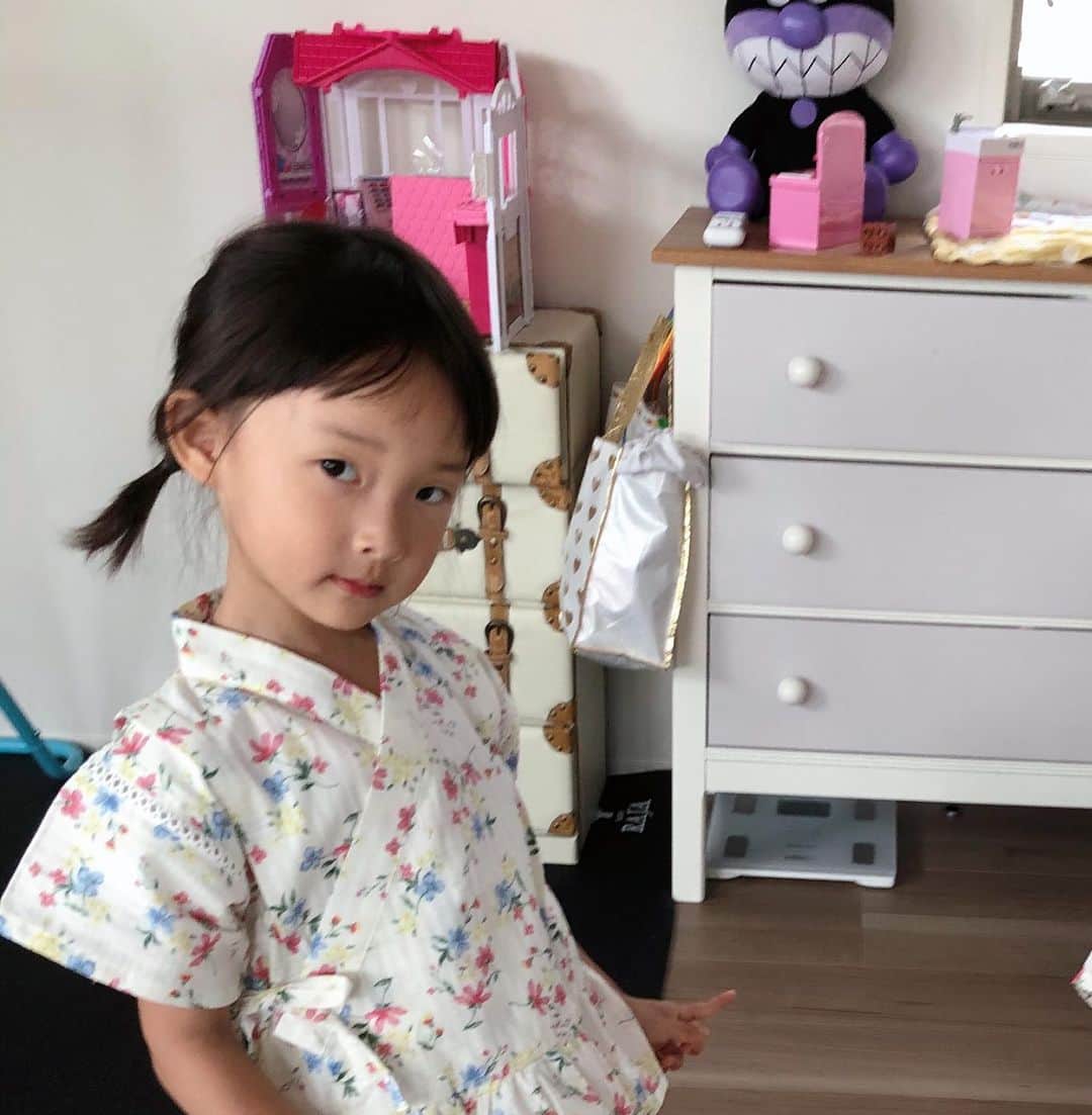 宇佐美蘭のインスタグラム：「1枚目の長女さんには、プリキュアが憑依中です🥺👘💓﻿ #甚平#4歳#プリキュア#キュアソレイユ推し」