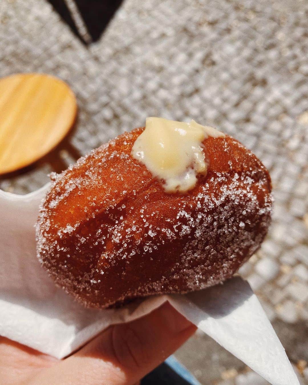 STIL IN BERLINのインスタグラム：「Vanilla custard filled donut with sugar like glitter in the glistening sun at @home.berlin yesterday afternoon.  #berlinfood #foodinberlin #berlinfoodie #custarddonut #berinfoodguide #visit_berlin」