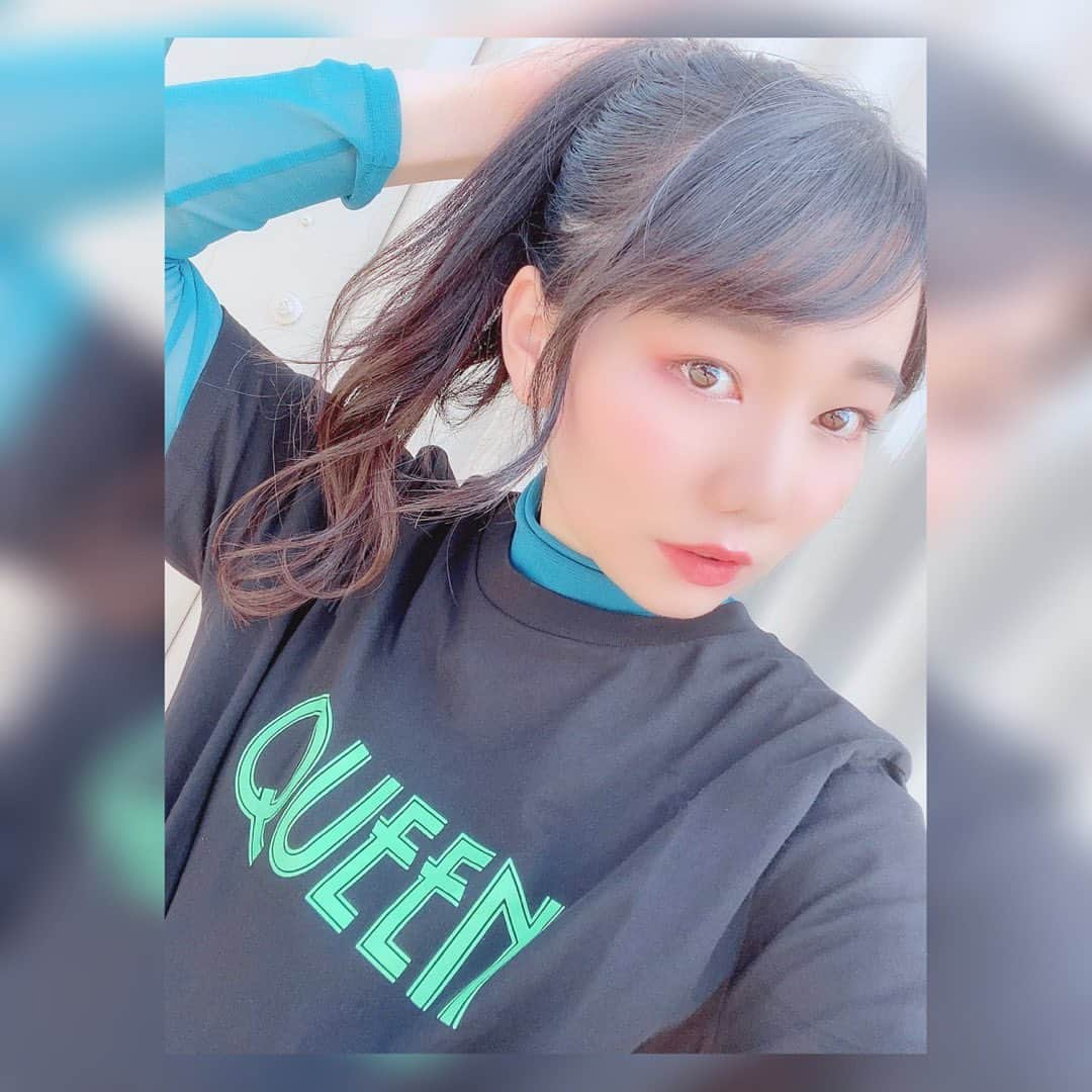 樋口みどりこさんのインスタグラム写真 - (樋口みどりこInstagram)「#queen 🕺🏼🕺🏼🕺🏼🕺🏼 #tシャツ  #かわいい #gu #激安  #get  #なんと #390円  #背中のデザイン #結構シブい #クイーン  #🎸 #🎤 ＃🎹 #好きな曲は #killerqueen #おしゃれさんと繋がりたい  #最近 #暑くなってきた」5月18日 14時58分 - higuchimidoriko