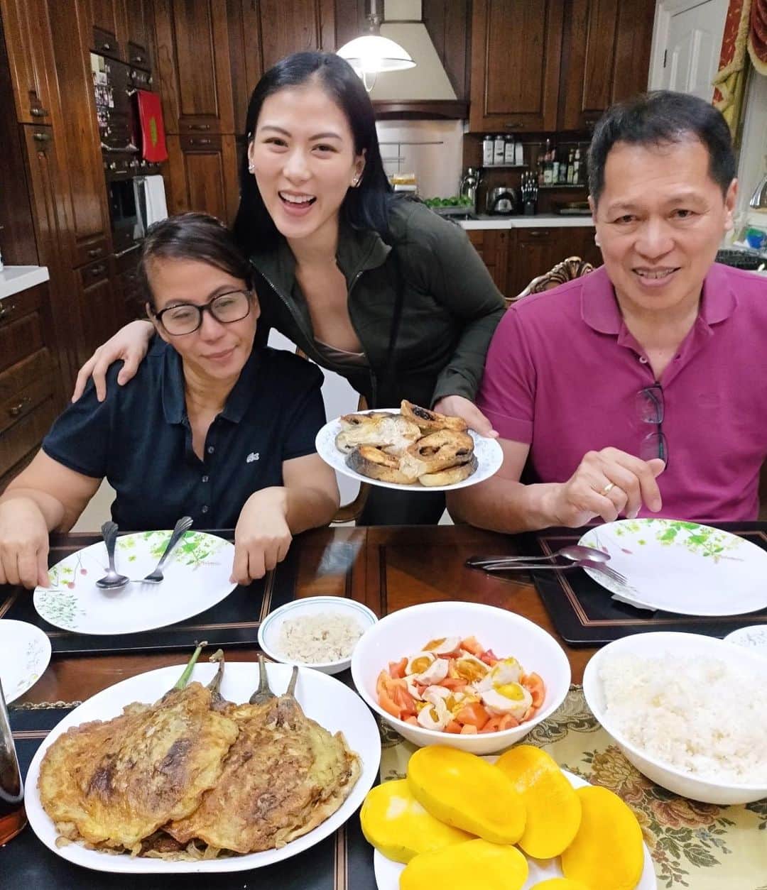 Alex Gonzagaさんのインスタグラム写真 - (Alex GonzagaInstagram)「Since ECQ started, I realized how important it is to eat with your family, ano pa man ang ulam nyo ang importante magkakasama kayo nagsasalo-salo. Picture taking pa using #OPPOA92020! Share your #LiveItUp moments by tagging me in your post. Btw, catch Live It Up: The OPPO Big Sale! Super sale ang oppo phones! Check out OPPO FB for more details. #AlwaysGwithOppoA9」5月18日 15時02分 - cathygonzaga