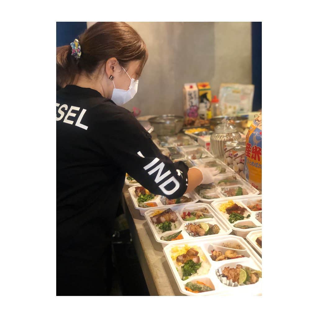 宮里美香さんのインスタグラム写真 - (宮里美香Instagram)「*** 🍊みかんプロジェクト🍊 . 平日のお昼弁当支援、 今日(5/18)は @agemasukumoji アゲマスさんのお弁当の日！！ . プロジェクトが始まってから、アゲマスさんは初めて病院に弁当を届けに行く日だったので、お店に行きお弁当を作ってる様子を見させてもらいました。私も少しだけお手伝いも…😊 . @yujin710824 さんの特製のお弁当🍱もうねぇ、凄すぎる！！今回の為にオリジナルメニューを考案してくれました。本当に感謝の気持ちでいっぱいです😭 . Photo by @taka1222_  @sakihokama  たーかー、さきちゃんもお仕事あるのに駆け付けてくれてありがとう！！ . . 3日目も無事にお届けできました！ . 明日、(5/19)は @takesumi_w たけすみさん！！ @kazukihaemi さんよろしくお願いします🤝 . . . #みかんプロジェクト  #医療従事者に感謝  #沢山の方を笑顔に  #頑張るぞ #keepsupporting」5月18日 15時05分 - mikamiyazato_official