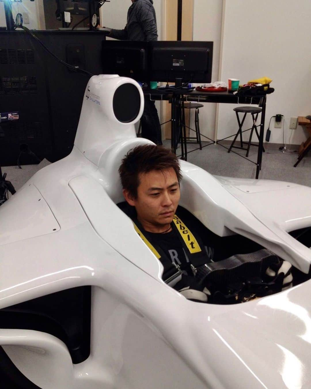 吉本大樹さんのインスタグラム写真 - (吉本大樹Instagram)「ウリフタツ📸 #SuperAguri seat fitting VS #TokyoVirtualCircuit simulator  シート合わせとシミュレーターよぉ似た写真。 どちらも古い写真です🤪」5月18日 15時15分 - hiroyoshimoto