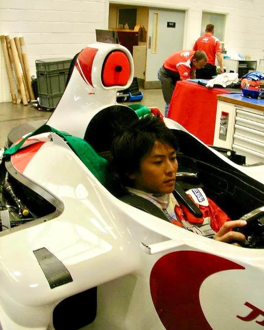 吉本大樹さんのインスタグラム写真 - (吉本大樹Instagram)「ウリフタツ📸 #SuperAguri seat fitting VS #TokyoVirtualCircuit simulator  シート合わせとシミュレーターよぉ似た写真。 どちらも古い写真です🤪」5月18日 15時15分 - hiroyoshimoto