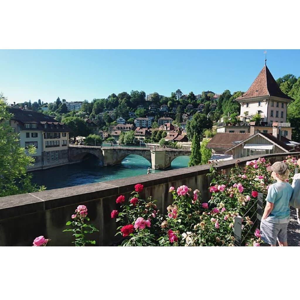 宇田恵菜さんのインスタグラム写真 - (宇田恵菜Instagram)「Back to me memories10-2. Switzerland 🇨🇭 please check #Ena_trip ☀️☀️ このコロナ、お出掛け出来ないので、今まで行った国の街で素敵だった所を紹介します✈️ 第10-2回は、スイス✨✨✨ (スイスは見返すと撮れ高高いので、二回に分けてお届けします！) アルプスを象徴する名峰の、マッターホルン！そこがとても美しく見える展望台のグレッシャーパラダイス！3883mでそこではスキー、スノボーもできちゃう☀️‼️ なんといっても景色！そしてそんな高いところにいるから空気も薄かったり、雲がもう掴めそうだったり、本当に壮大で空気も澄んでてたくさん呼吸を吸ったのを覚えてる笑！ そして、そこから、ベルンへ！ ベルンは街並が世界遺産と言われるのわかるぐらい、美しかった！ 建物もしかりお花も咲いてて、川沿いに無料のクマ園あったり、街の周りに川が流れてそこが流れるプールのようでした🌊🌊 そこからチューリッヒへ。というスイス周遊ツアー。 さすがに物価が2倍と言われるだけあって、スタバも1000円とかだったよ😂 でも行かれる方は、絶対山行ったほうがいいし、絶対鉄道乗ったほうがよい！！！！おすすめです。💓 あと永遠にチーズ食べてました！笑 #actesslife #familypics #女優　#恵菜旅　#愛媛出身　#swiss #鉄道旅 #世界遺産 #スイス旅行　 #恵菜旅　#ena_trip  #マッターホルン #ツェルマット #ツルマット　#ベルン　#チューリッヒ　#スイス周遊」5月18日 20時41分 - ena2727