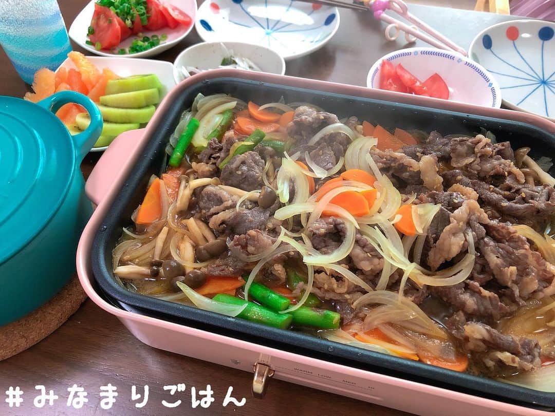 のインスタグラム：「. 我が家のBRUNOランチは、 プルコギ🍴だよー✨ . □作り方□ 醤油、お酒…大さじ3 砂糖…大さじ1.5 はちみつ…大さじ1 にんにく…小さじ1/2 コチュジャン…小さじ1弱 . ↑全部混ぜて、牛肉を200〜250gくらい漬け込む。 ごま油でお野菜を炒め、次に漬け込んだ牛肉を入れて炒め、火が通ったら出来上がり♬  3歳の娘も楽しくお手伝いしてくれました◡̈♥︎ . #bruno #ホットプレート #お昼ごはん  #プルコギ #作り方 #みなまりごはん  #3歳女の子 #女の子のママ #お手伝い #おてつだい」