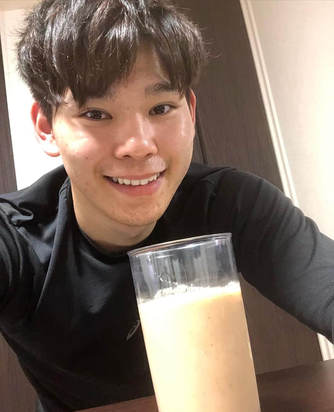 のインスタグラム：「今日は風呂上がりにいつも飲んでるスムージーと自分😁 皆さんに少しでも元気になってもらえたらと思い自撮りをしましたが、なかなか慣れないものです。。 #asics  #スムージー  #元気  #時が来るまで  #stayhome  #体育館で  #会えることを  #楽しみにしています」