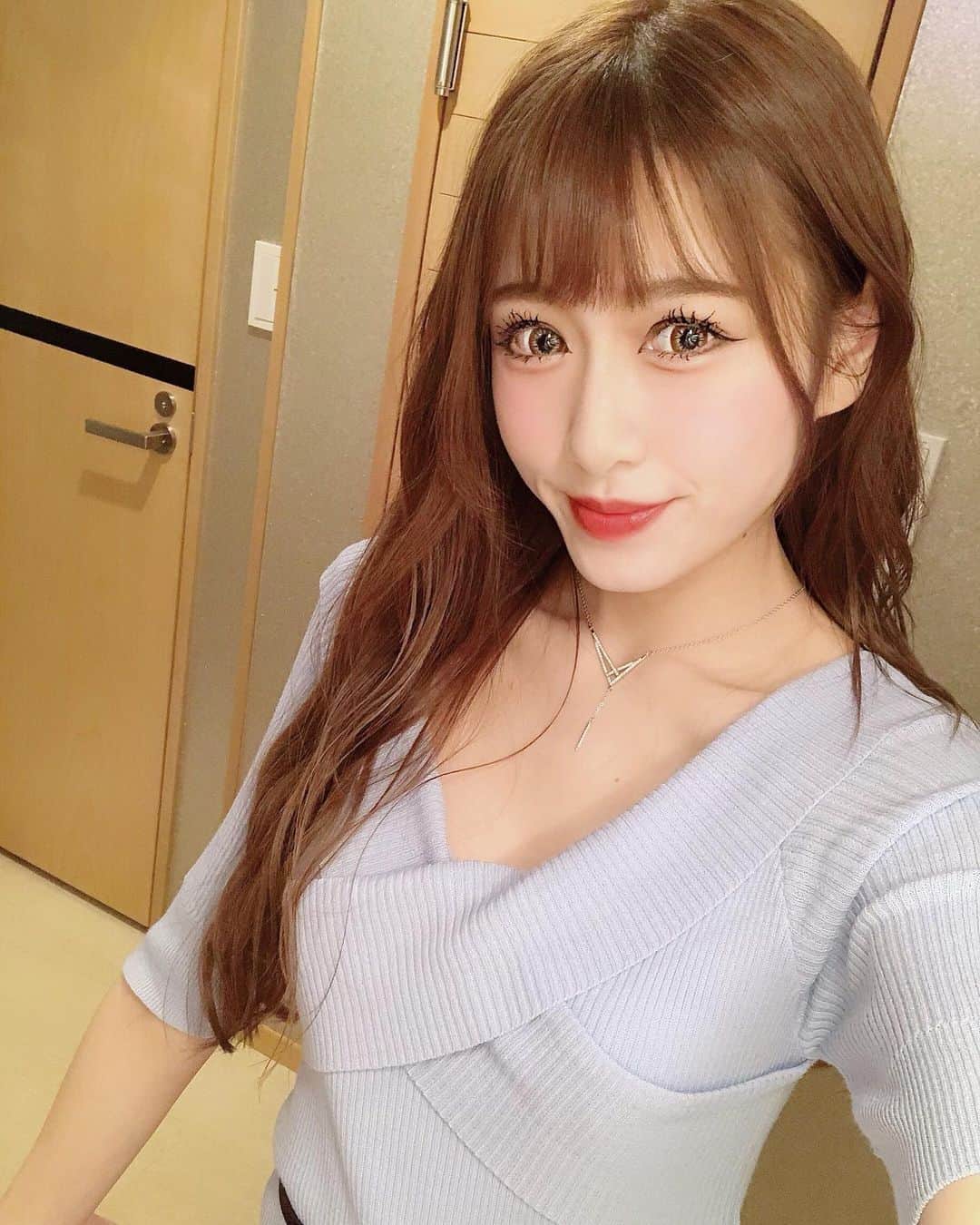 𝐀𝐦𝐢さんのインスタグラム写真 - (𝐀𝐦𝐢Instagram)「髪の毛染めたよ💇🏼‍♀️ ・ ・ ・ 行った美容院がコロナ対策で体温も計るし、ビニール手袋もくれるし、除菌も徹底してて安心して髪の毛やってもらえた〜😌 色はミルクティーブラウン💕  夏になったらもっと明るい色にしよ〜っと！  #美容院#美容院帰り#髪色チェンジ#髪染め#ヘアカラー#ヘアカット#ヘアアレンジ#前髪アレンジ#ミルクティーベージュ#ブリーチなし#メイク#カラコン#ギャル#l4l#f4f」5月18日 20時47分 - amiringram_