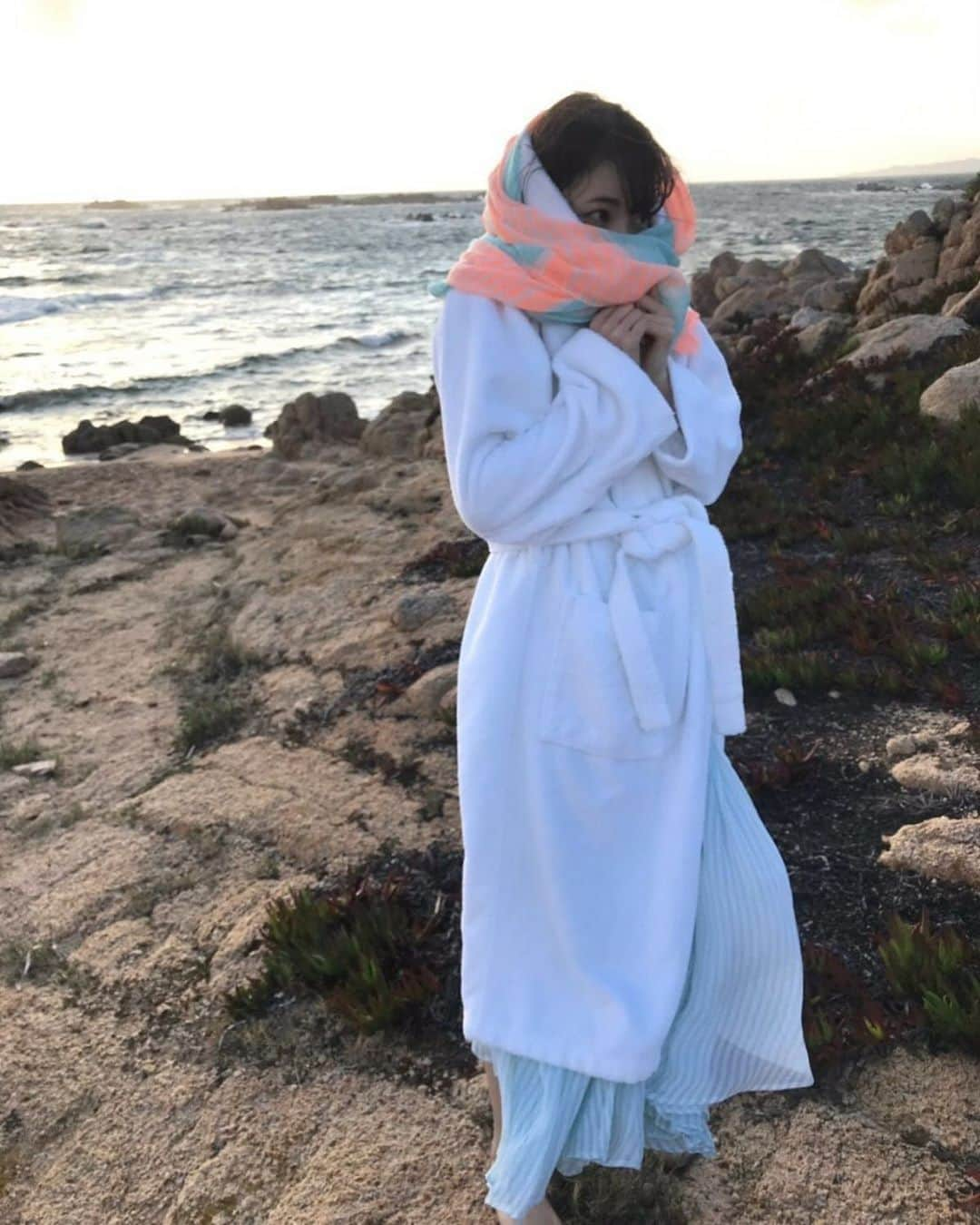 堀未央奈さんのインスタグラム写真 - (堀未央奈Instagram)「🧖🏻‍♀️ "写真集オフショット"  海風がすごくて ちょっぴり寒かったので タオルにくるまって 暖をとってます😳笑  でも夕焼けと共に 幻想的な写真が たくさん撮れたので 是非見てください☺︎ #乃木坂46 #堀未央奈 #堀未央奈2nd写真集」5月18日 15時17分 - horimiona_official