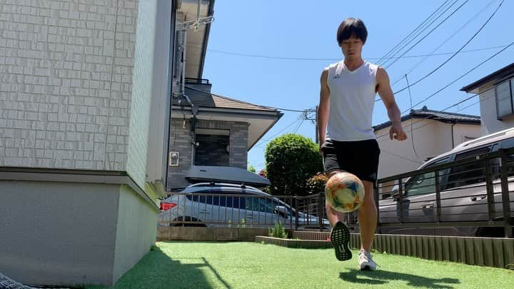 堀米勇輝のインスタグラム：「今日は家でも出来そうな これで！⚽️ #リフティング #ジェフ千葉 #8 #ボールで遊ぼう」