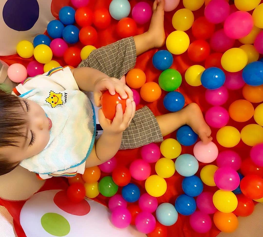 Momoeのインスタグラム：「ボールプールのボールを増やし大はしゃぎのみよ🥰 （写真は真剣に眺めている様子） ボールをぶん投げることを覚えたから おもちゃも投げ出すぜ🥰 いてえぜ🥰 「ダメ😡‼️」って言うと 雰囲気で感じ取るらしく真剣な顔する。笑 お友達に投げたりしないようにしないと😥 でもなんでボールは投げていいの？ って思うだろうし難しいよなぁ〜🤦🏼‍♀️ こうすると痛いでしょ😡 って軽くぶつけてみたりすると 「いて😛」ってその場所押さえる笑 色々経験してゆっくり覚えていこう😂💖 . .  #happy #家事 #育児 #family #家族 #boy #smile #男の子 #息子 #code #love #lucky #kids #子供 #thankyou #宝物 #ベビー #fashion #follow #boy #パパ #ママ #家族写真 #男の子ママ #赤ちゃん写真 #photo #子育て #1歳 #flower」