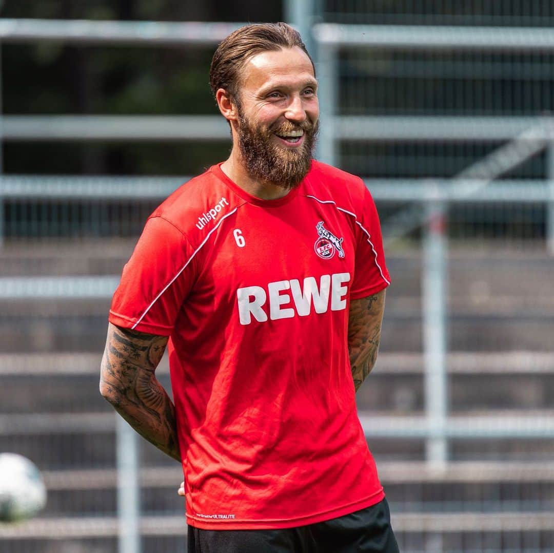 マルコ・ヘーガーのインスタグラム：「Danke @bundesliga_en für den #restart 😃💪🏻 Was sagt ihr zum #wochenende ? 👍🏼 oder 👎🏼? . . #bundesliga #goodvibes #positivevibes #blessed #weekend #mood #effzeh #fc #köln #cologne #mh6 #liebedeinestadt #together #against #corona」